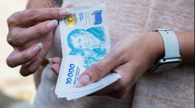 El Gobierno oficializó aumentos escalonados de salarios y un bono para trabajadores estatales nacionales