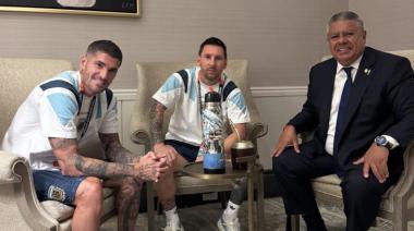 La foto cábala de Chiqui Tapia con Messi y De Paul antes del duelo ante Egipto