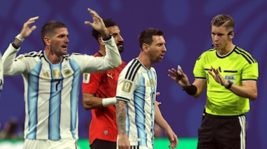 La FIFA respaldó a los árbitros de Argentina-Egipto tras las críticas: “Las acusaciones infundadas no tienen cabida”