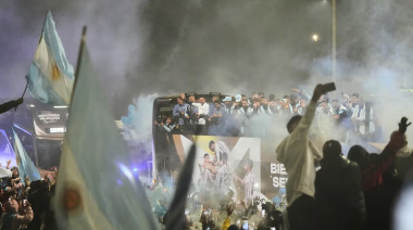 La Selección argentina regresó al país tras la final del Mundial y fue recibida por una multitud en Ezeiza