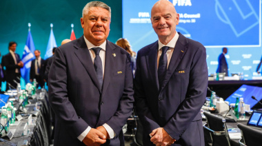 Tapia recibió un saludo de Infantino en medio de la polémica sobre la AFA