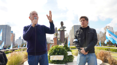 La Plata homenajeó a Eva Perón: Alak y Kicillof encabezaron un multitudinario acto en Plaza Moreno
