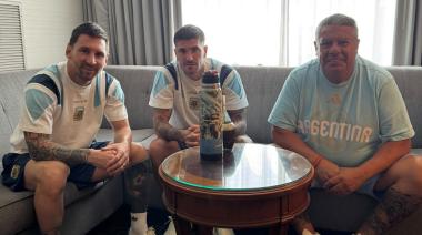 La foto cábala de Chiqui Tapia con Messi y De Paul antes de la final ante España