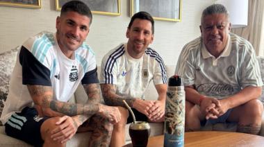 La foto cábala de Chiqui Tapia con Messi y De Paul antes del duelo con Inglaterra
