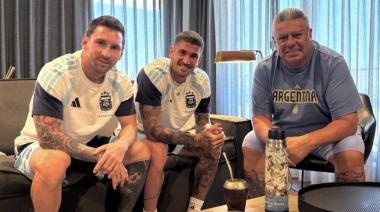 La foto cábala de Chiqui Tapia con Messi y De Paul antes del duelo con Suiza