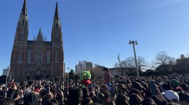 La Plata farmeó aura: disfraces, risas y una multitud que salió de TikTok por un rato