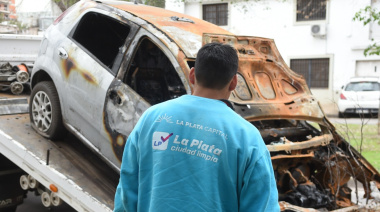Retiran vehículos abandonados de calles y barrios de La Plata: ya removieron más de 2.500