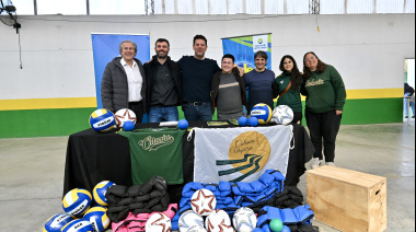 Lotería entregó materiales deportivos a un club de barrio de Colonia Urquiza
