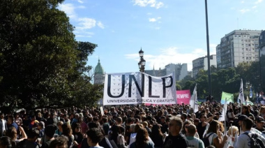 Docentes de la UNLP vuelven a parar y marchan por un aumento salarial del 33%