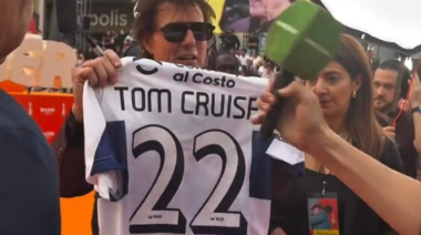 Tom Cruise recibió la camiseta de Gimnasia y sorprendió con su reacción: “Amo los deportes”