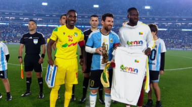 Qué es la estatua que le regalaron a Lionel Messi en el sorteo de capitanes ante Benín