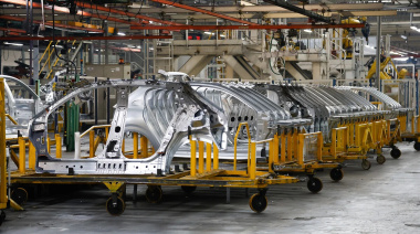 Alarma en la industria: la empresa que fabrica Fiat y Peugeot analiza cerrar sus plantas