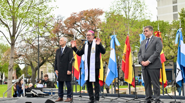 El arzobispo Gustavo Carrara bendijo la renovada Plaza España de La Plata