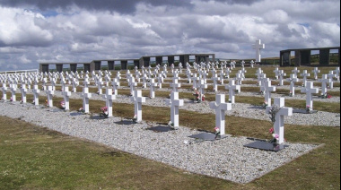 Polémica en Malvinas: tiraron placas de soldados argentinos fuera del Cementerio de Darwin