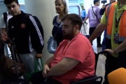 Ibai Llanos aterrizó en España en silla de ruedas: ¿Está mal de salud o es un truco para no sacarse fotos?