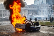 Piqueteros incendiaron un auto de Cadena 3 en el Congreso: "Yo no quiero un país así para mis hijos"