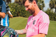 Colapinto le regaló su casco a Messi: “Gracias por tantas alegrías”