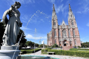 Turismo en La Plata: leve repunte en 2025 pero con señales de alerta en el consumo local
