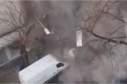 Heladeras a la calle: el momento en que colapsó el depósito en llamas en La Plata