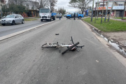 Murió un ciclista atropellado por un camión en Los Hornos: el conductor se fugó y lo buscan intensamente