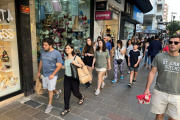 Liquidación de invierno en La Plata: descuentos de hasta el 70% en ropa antes de que llegue la primavera