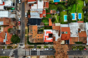 Una pasión que se ve desde el cielo: un hincha de Estudiantes pintó la E en el techo de su casa