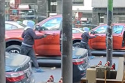 Violenta salidera en La Plata: lo atacaron a culatazos y escaparon sin robarle
