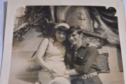 Una vecina busca reencontrarse con una pareja de Ensenada a través de una foto de 1970
