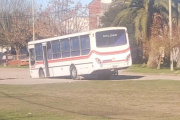 Se encajaron las urnas: un colectivo quedó atrapado en el Barrio Obrero
