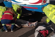 Un motociclista terminó bajo un TALP en La Plata: fue trasladado al hospital
