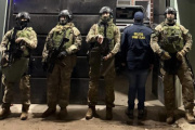 La Plata: megaoperativo policial revela un arsenal y más de 5 kilos de drogas