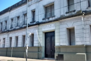 Un nene fue embestido por un auto en la puerta de una escuela y terminó hospitalizado