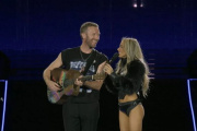 Chris Martin sorprendió en Tecnópolis y cantó junto a Tini Stoessel