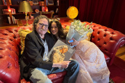 Rosalía se reunió con Charly García en Buenos Aires e intercambiaron regalos
