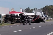 La Plata: volcó un camión cargado de maíz en la Ruta 2