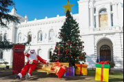 Papá Noel recibe a las familias en el Pesebre de la Municipalidad de La Plata