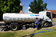 Ola de calor y cortes de servicio: el municipio y ABSA repartieron agua en La Plata