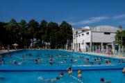 Comenzó la temporada de pileta en la UNLP: requisitos, horarios y precios