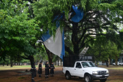 La Plata: el temporal rompió la bandera argentina de Plaza Moreno
