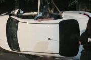 Un Uber volcó en La Plata tras chocar un auto estacionado: dos pasajeros al hospital
