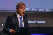 Caputo pidió a los empresarios que saquen los “dólares del colchón” y los vuelquen al sistema financiero