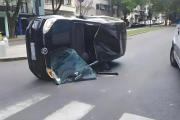 La Plata: un taxi chocó con un auto que terminó volcado en 2 y 60