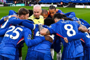 La insólita arenga del Chelsea: hicieron la charla motivacional con el árbitro en el medio