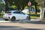 Un auto terminó dentro de Plaza Italia tras perder el control y chocar contra una columna
