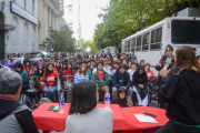 A pesar del clima, se realizó la clase pública en frente del departamento de Adorni