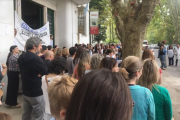 Tensión en la UNLP: docentes, familias y alumnos se movilizaron en la Escuela Anexa