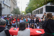 Nueva clase pública de la UNLP frente a la casa de Adorni por el financiamiento