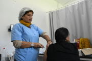 La Plata refuerza la salud barrial con vacunas, pediatría y prevención del dengue