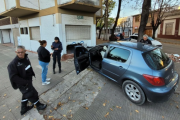 Un auto se incrustó contra un edificio en La Plata y causó destrozos