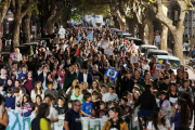 Masiva marcha de antorchas en La Plata por el financiamiento universitario
